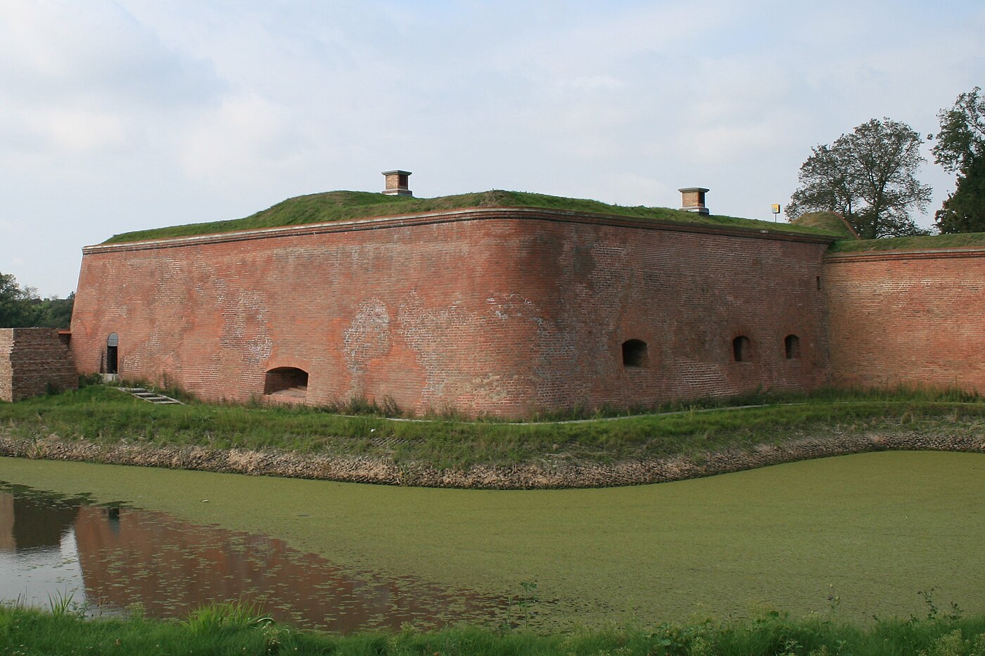 Ceglany bastion Filip nad fosą.