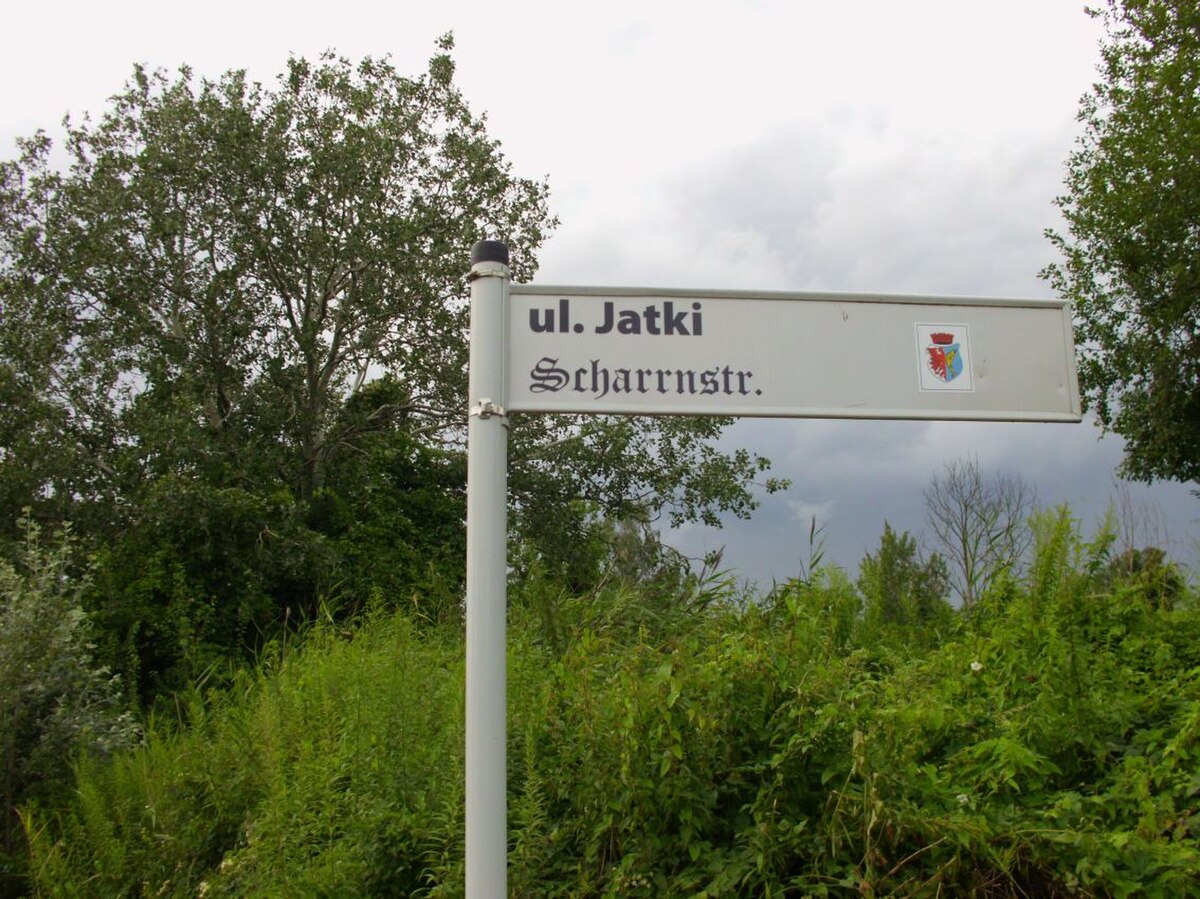 Tablica ul. Jatki / Scharrnstr. na Starym Mieście.
